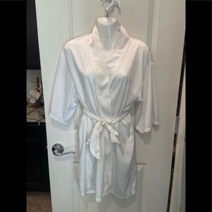 Gilligan & O’malley Satin Bridal robe (size XS)